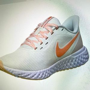Womens Nike Revolution 5 size 8.5 NWT